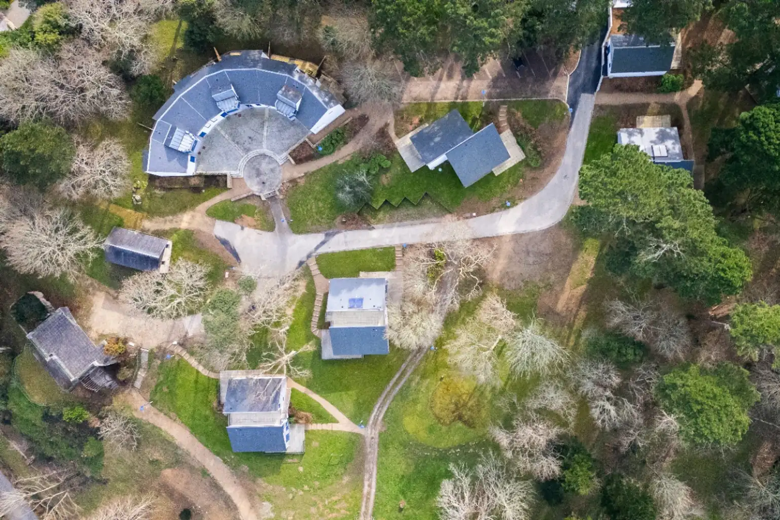 Vue aérienne des bâtiments du domaine du Bois d'Isis