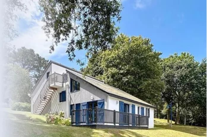 La même maison vue depuis le jardin en pente